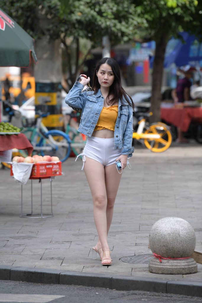 图片[1]-穿牛仔外套配黄色短上衣的街拍美女，元气又吸睛-桃雾阁