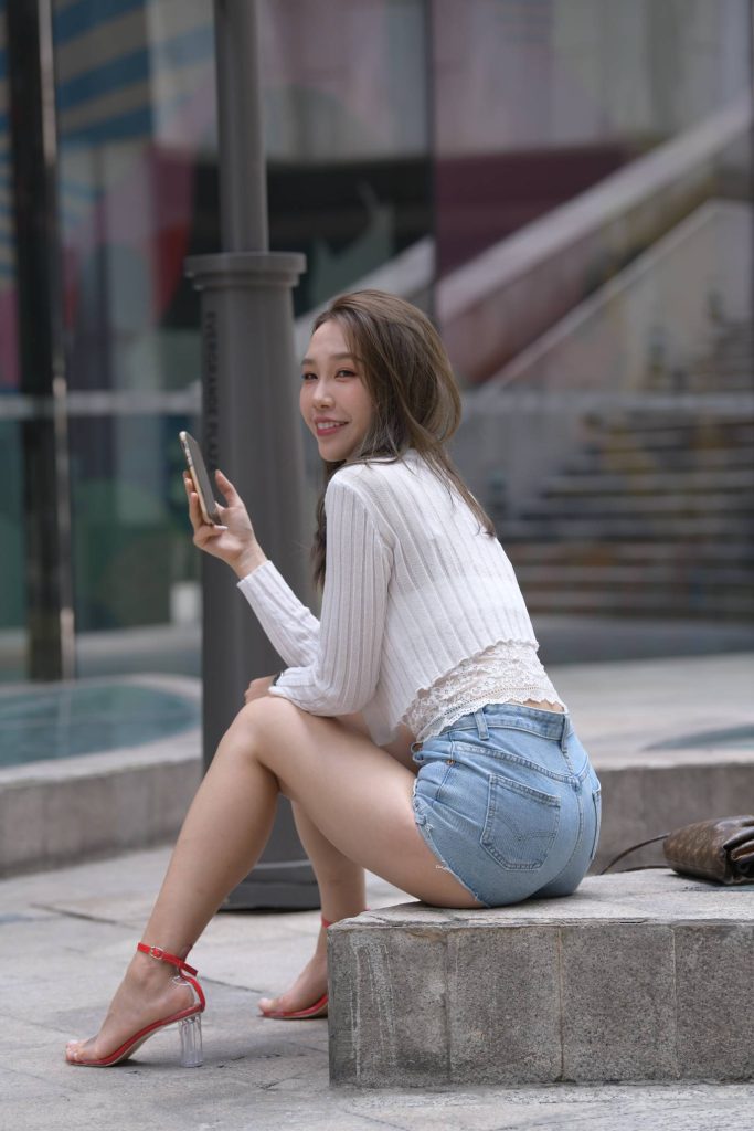 图片[1]-白衫牛仔，邻家女孩气质。-桃雾阁