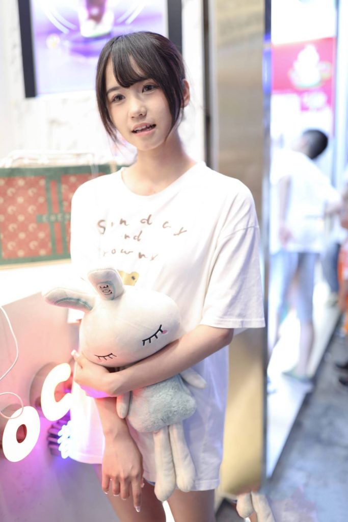 图片[1]-白T牛仔短裤少女，休闲随性又清甜。-桃雾阁