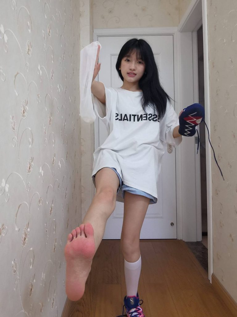 图片[1]-白T牛仔短裤少女，元气又俏皮。-桃雾阁