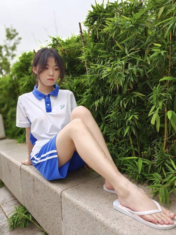 蓝白校服少女，清新又灵动-桃雾阁