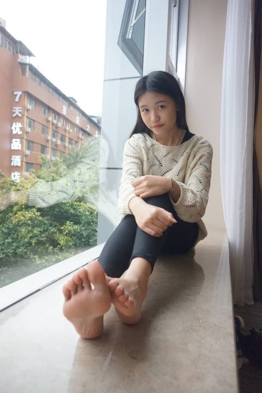 米白毛衣格子袜少女，温柔又治愈。-桃雾阁