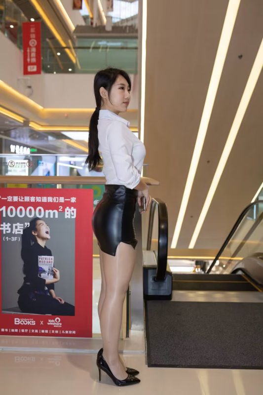  白衫黑皮裙，职场御姐风。-桃雾阁